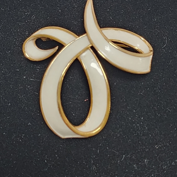 Crown Trifari Gold and White Enamel Brooch and Earring Knot Set - Picture 3 of 13